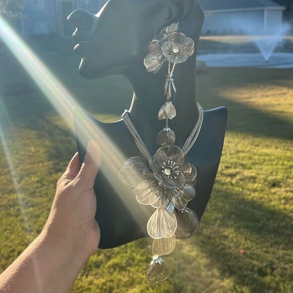 Zara Famous Kate Middleton Floral Statement Earrings - Picture 11 of 17